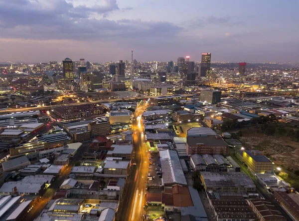 Luchtfoto Van Het Centrum Van Johannesburg Verlicht Door Het Autoverkeer — Stockfoto