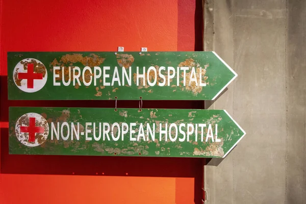 Dos Señales Que Indican Hospital Europeo Hospital Europeo Desde Tiempo —  Fotos de Stock