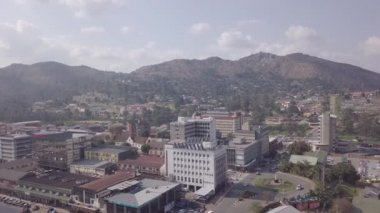 Gündüz vakti Mbabane şehir merkezinin havadan görünüşü, Svaziland olarak bilinen Eswatini 'nin başkenti.