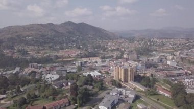 Gündüz vakti Mbabane şehir merkezinin havadan görünüşü, Svaziland olarak bilinen Eswatini 'nin başkenti.