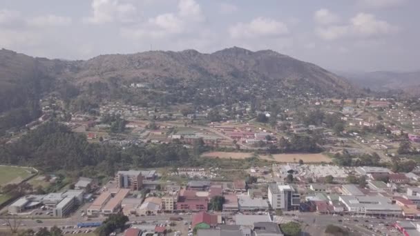 Vue aérienne du centre-ville de Mbabane pendant la journée, capitale d'Eswatini connue sous le nom de Swaziland — Video