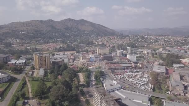 Vista aérea do centro da cidade de Mbabane durante o dia, capital de Eswatini conhecida como Suazilândia — Vídeo de Stock
