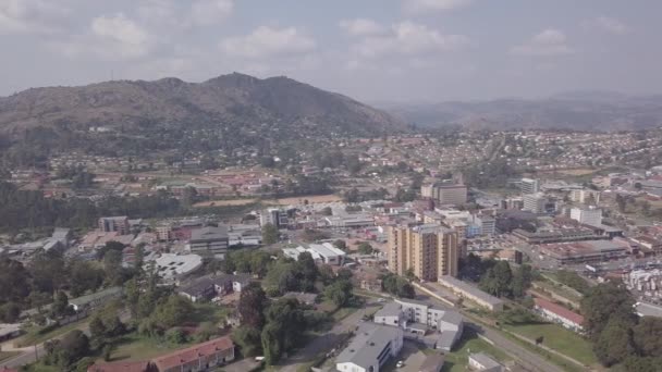 被称为斯威士兰的埃斯瓦蒂尼首府城市姆巴巴内市中心白天的空中景观 — 图库视频影像
