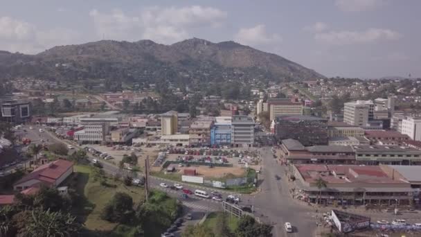 Vista aérea do centro da cidade de Mbabane durante o dia, capital de Eswatini conhecida como Suazilândia — Vídeo de Stock