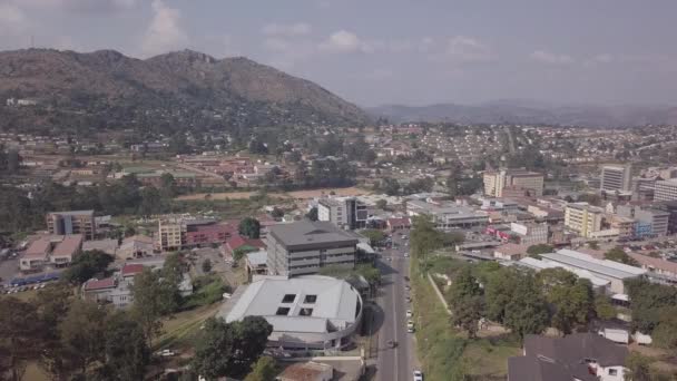 Vista aérea do centro da cidade de Mbabane durante o dia, capital de Eswatini conhecida como Suazilândia — Vídeo de Stock