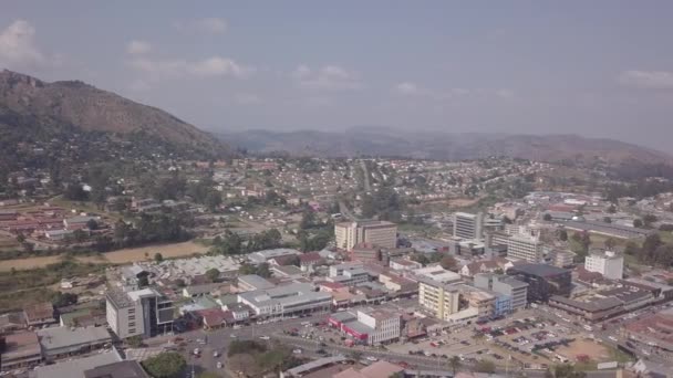 Vista aérea do centro da cidade de Mbabane durante o dia, capital de Eswatini conhecida como Suazilândia — Vídeo de Stock