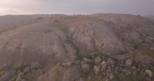 Légi felvétel a világ második legnagyobb monolit nevű Sibebe Rock, Eswatini — Stock videók