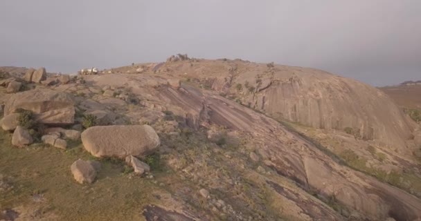 Luchtfoto van de op een na grootste monoliet ter wereld genaamd Sibebe Rock, Eswatini — Stockvideo