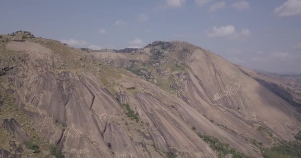 Vista aérea do segundo maior monólito do mundo chamado Rocha Sibebe, Eswatini — Vídeo de Stock