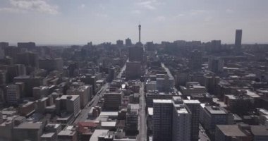 Ofisleri ve konut binaları olan şehir merkezinin havadan görünüşü, Johannesburg, Güney Afrika