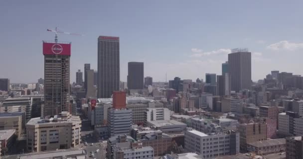 Vista aérea del centro de la ciudad con oficinas y edificios residenciales, Johannesburgo, Sudáfrica — Vídeo de stock