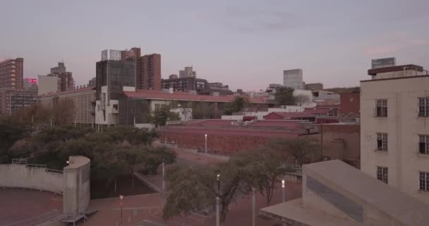Вид с воздуха на центр города с офисами и жилыми зданиями, Йоханнесбург, ЮАР — стоковое видео