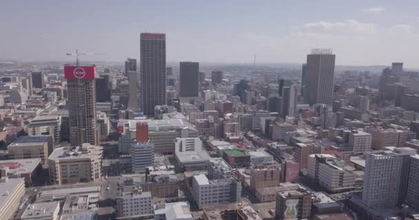 Légi kilátás a belvárosra irodákkal és lakóépületekkel, Johannesburg, Dél-Afrika — Stock videók