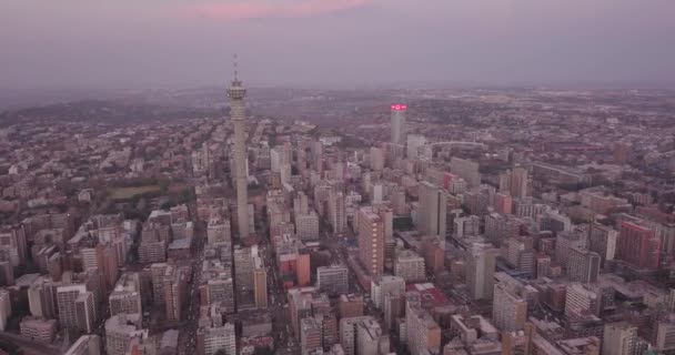 Légi kilátás a belvárosra irodákkal és lakóépületekkel, Johannesburg, Dél-Afrika — Stock videók