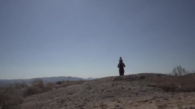 Baba oğluna güneşli havalarda, Eswatini 'nin güzel doğasında bir tur bindiriyor.