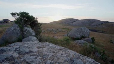 Dünyanın en büyük ikinci taşı olan Sibebe Kayası 'nın üzerinde gün batımı başkent Mbabane, Eswatini, Afrika' dan 10 km uzaklıktadır.