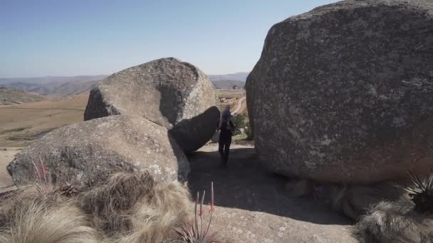 Papá Hijo Paseo Cuestas Entre Enormes Rocas Hermosa Naturaleza Eswatini — Vídeos de Stock