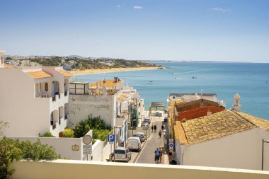Beyaz mimarisi ve geniş kumlu plajı olan güzel Albufeira manzarası, Algarve, Portekiz