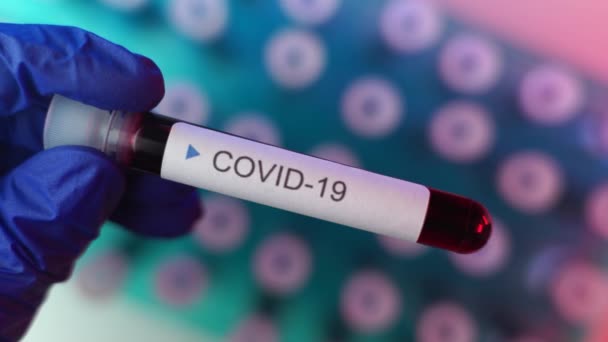 Agente Saúde Mostrando Resultado Positivo Teste Coronavírus Muitos Tubo Teste — Vídeo de Stock