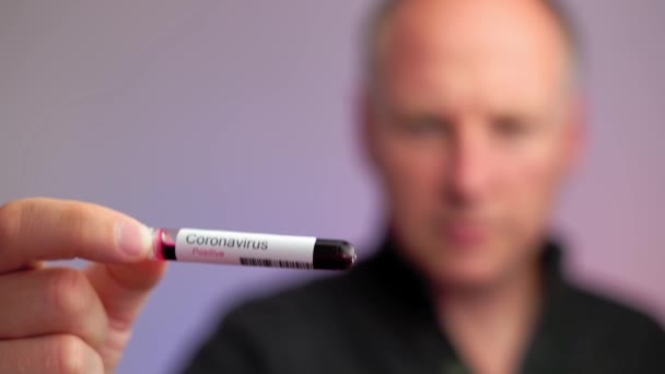 Homem Sério Vestindo Preto Mostrando Resultado Positivo Seu Teste Coronavírus — Vídeo de Stock