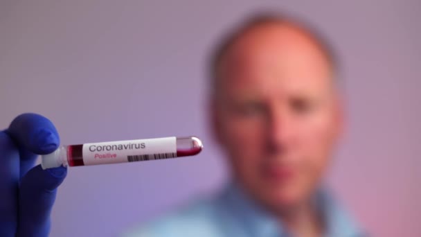 Seriös Man Klädd Svart Visar Positiva Resultat Sitt Coronavirus Test — Stockvideo