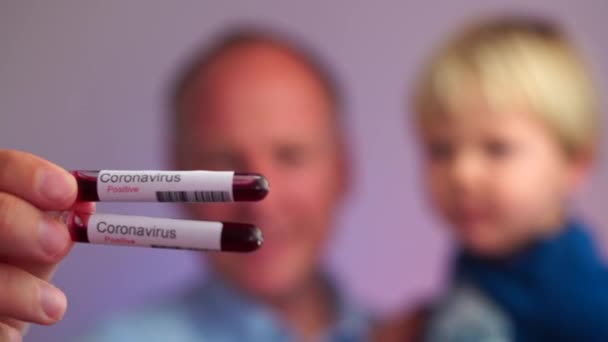 Pai Segurando Seu Filhinho Mostrando Resultado Positivo Seu Teste Coronavírus — Vídeo de Stock