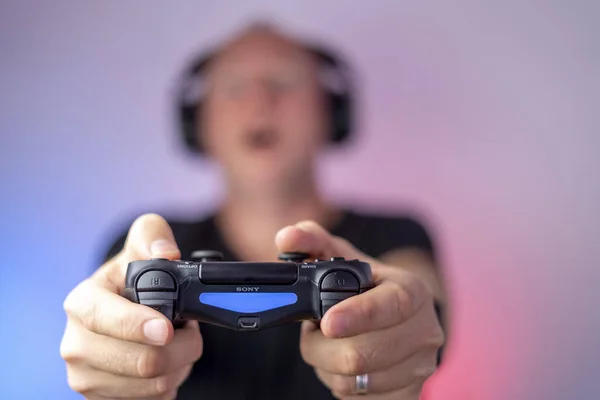 Gamer Met Koptelefoon Gamepad Hebben Veel Plezier Gamepad — Stockfoto