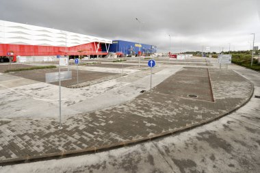 Faro, Portekiz - 7 Nisan 2020: Algarve 'deki en büyük alışveriş merkezinin önündeki boş park alanı - MAR Alışveriş Merkezi, Tasarımcı Outlet ve Ikea - Coronavirüs salgınının neden olduğu acil durum nedeniyle