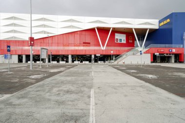 Faro, Portekiz - 7 Nisan 2020: Algarve 'deki en büyük alışveriş merkezinin önündeki boş park alanı - MAR Alışveriş Merkezi, Tasarımcı Outlet ve Ikea - Coronavirüs salgınının neden olduğu acil durum nedeniyle