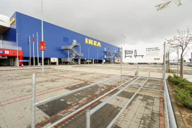 Faro, Portekiz - 7 Nisan 2020: Algarve 'deki en büyük alışveriş merkezinin önündeki boş park alanı - MAR Alışveriş Merkezi, Tasarımcı Outlet ve Ikea - Coronavirüs salgınının neden olduğu acil durum nedeniyle