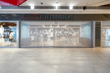 Faro, Portekiz - 7 Nisan 2020: Mar Alışveriş Algarve 'de Covid-19 salgını nedeniyle Kapalı Primark