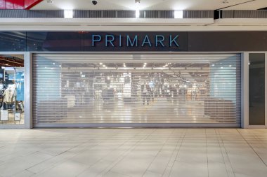 Faro, Portekiz - 7 Nisan 2020: Mar Alışveriş Algarve 'de Covid-19 salgını nedeniyle Kapalı Primark