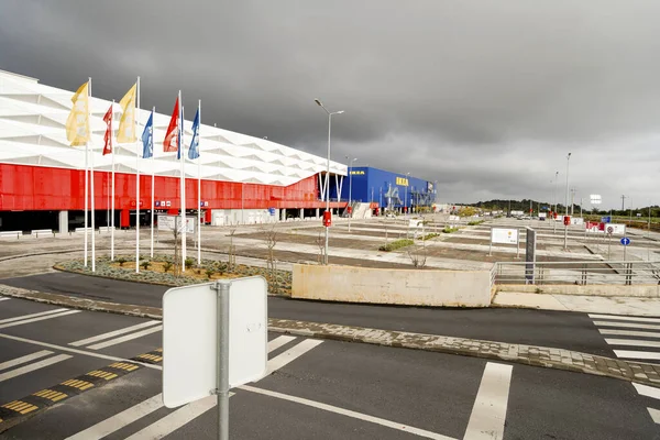葡萄牙法罗 2020年4月7日 阿尔加维最大购物中心前的空旷停车场 Mar购物中心 设计小卖部和宜家购物中心 由于考拉韦流行病导致的紧急状态 — 图库照片
