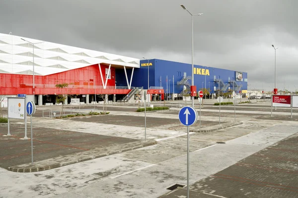 Faro, Portekiz - 7 Nisan 2020: Algarve 'deki en büyük alışveriş merkezinin önündeki boş park alanı - MAR Alışveriş Merkezi, Tasarımcı Outlet ve Ikea - Coronavirüs salgınının neden olduğu acil durum nedeniyle