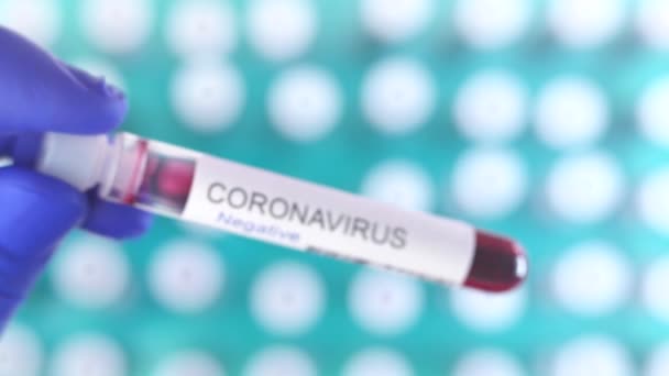 Hälso Och Sjukvårdspersonal Latexhandskar Som Visar Negativa Resultat Coronavirus Test — Stockvideo