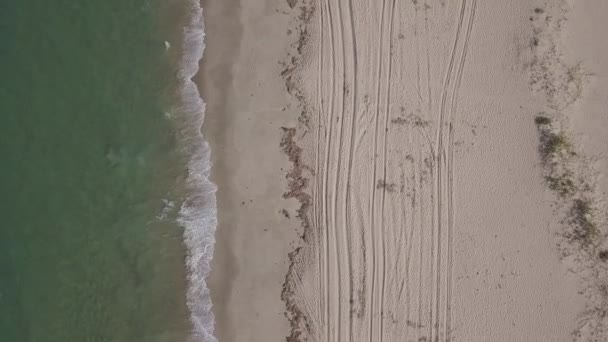 Vue aérienne de la plage de Macaneta entre l'océan Indien et la rivière Incomati, Mozambique . — Video