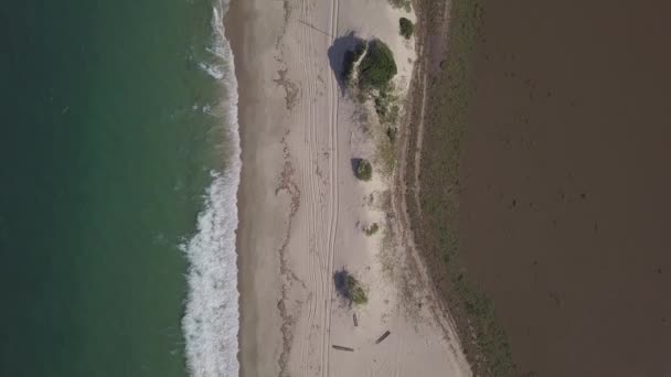 Flygfoto över Macaneta Beach mellan Indiska oceanen och Incomati River, Moçambique. — Stockvideo