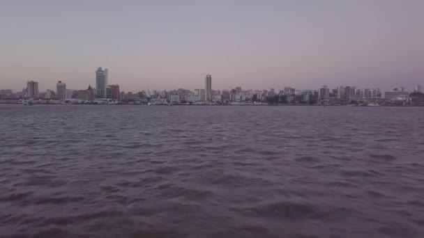Maputo skyline gefilmd vanuit Maputo Bay de hoofdstad van Mozambique — Stockvideo