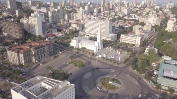 Függetlenség tere Samora Machel szoborral, Városháza és Maputói Székesegyház, Mozambik — Stock videók