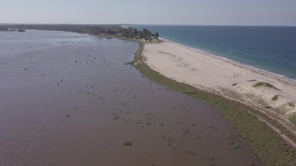 Afrika 'daki Mozambik' in Maputo Eyaleti 'ndeki Macaneta Sahili' nin havadan görüntüsü. — Stok video