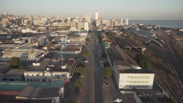 Центр Мапуту с небоскребами и автомобильным движением в Мозамбике — стоковое видео