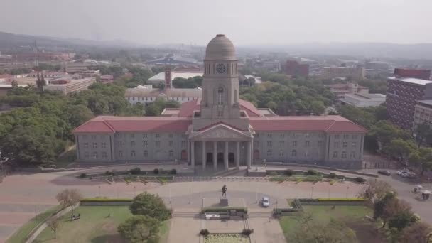 Вид с воздуха на мэрию Тшване в центре Претории в ЮАР — стоковое видео