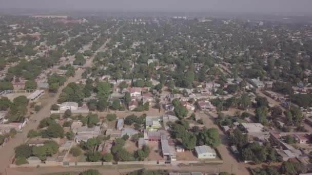 Vista aérea de la vivienda en los suburbios en desarrollo de Maputo en Matola en Mozambique — Vídeos de Stock