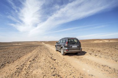 Sahra Çölü, Fas 'ta toprak yolda 4x4 araba sürüyorum.