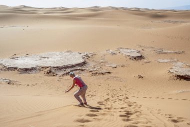 Sahra Çölü 'nün aşağısındaki Fas, Afrika' da kadın kumsalı. 
