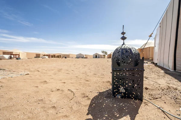 在摩洛哥南部的撒哈拉沙漠上的一个非常漂亮的营地里 有几个帐篷 — 图库照片
