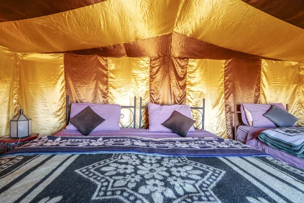 Drie Bedden Een Elegante Tent Sahara Woestijn Marokko — Stockfoto