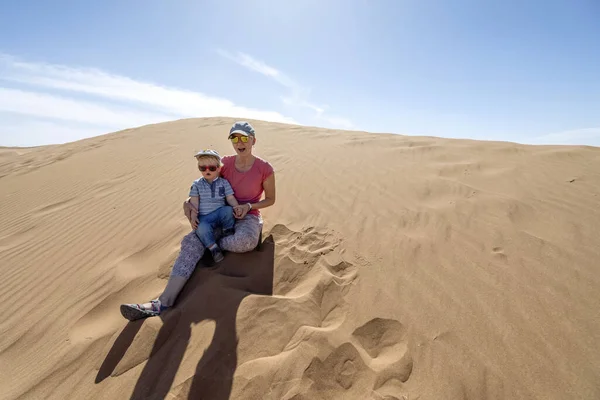 Μητέρα Και Ετών Γιος Της Απολαμβάνουν Κάθεται Στη Σαχάρα Αμμόλοφους — Φωτογραφία Αρχείου