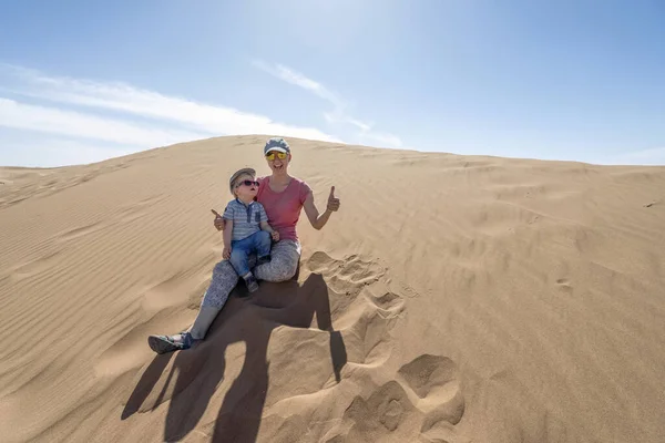 Μητέρα Και Ετών Γιος Της Απολαμβάνουν Κάθεται Στη Σαχάρα Αμμόλοφους — Φωτογραφία Αρχείου