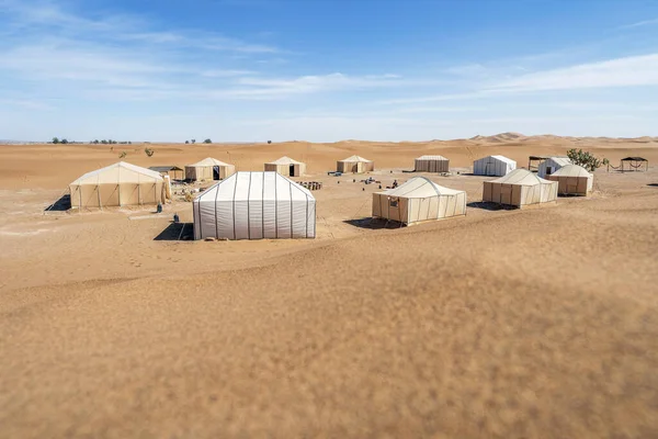 아프리카 모로코 사하라 사막의 언덕으로 둘러싸인 텐트가 야영지 — 스톡 사진